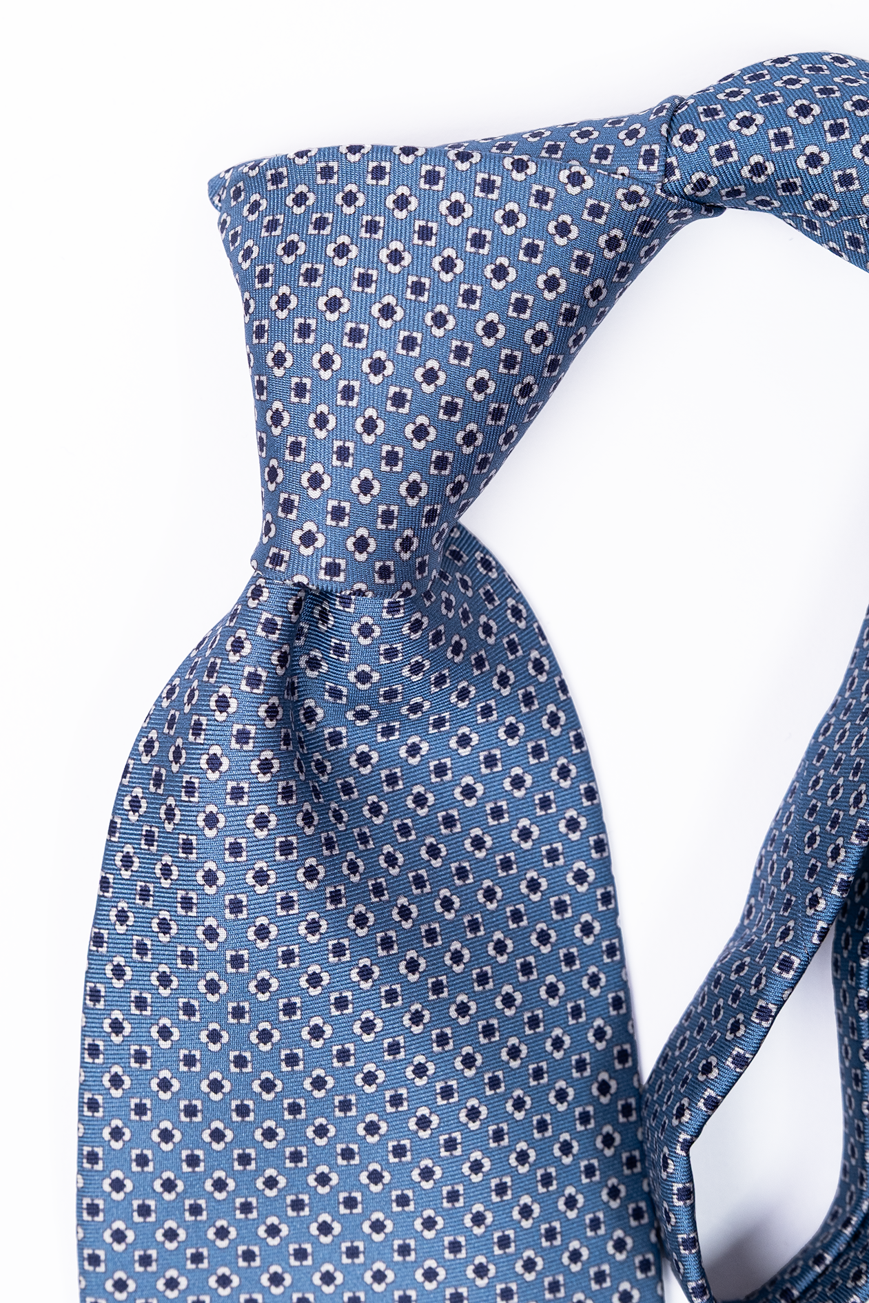 Corbata de Seda Celeste Flores / Personality