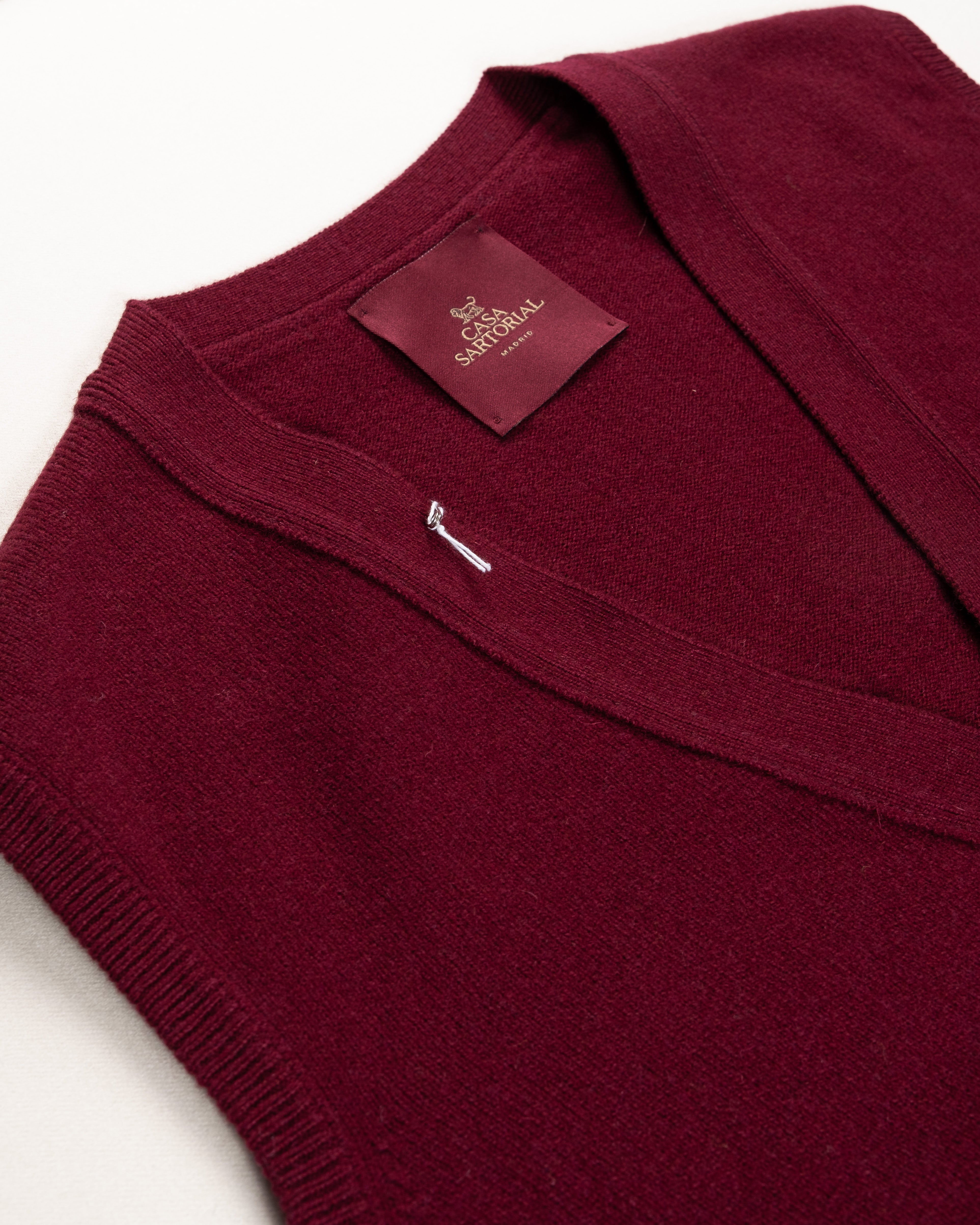 Lambswool Sleeveless Cardigan Bordeaux / CASA SARTORIAL