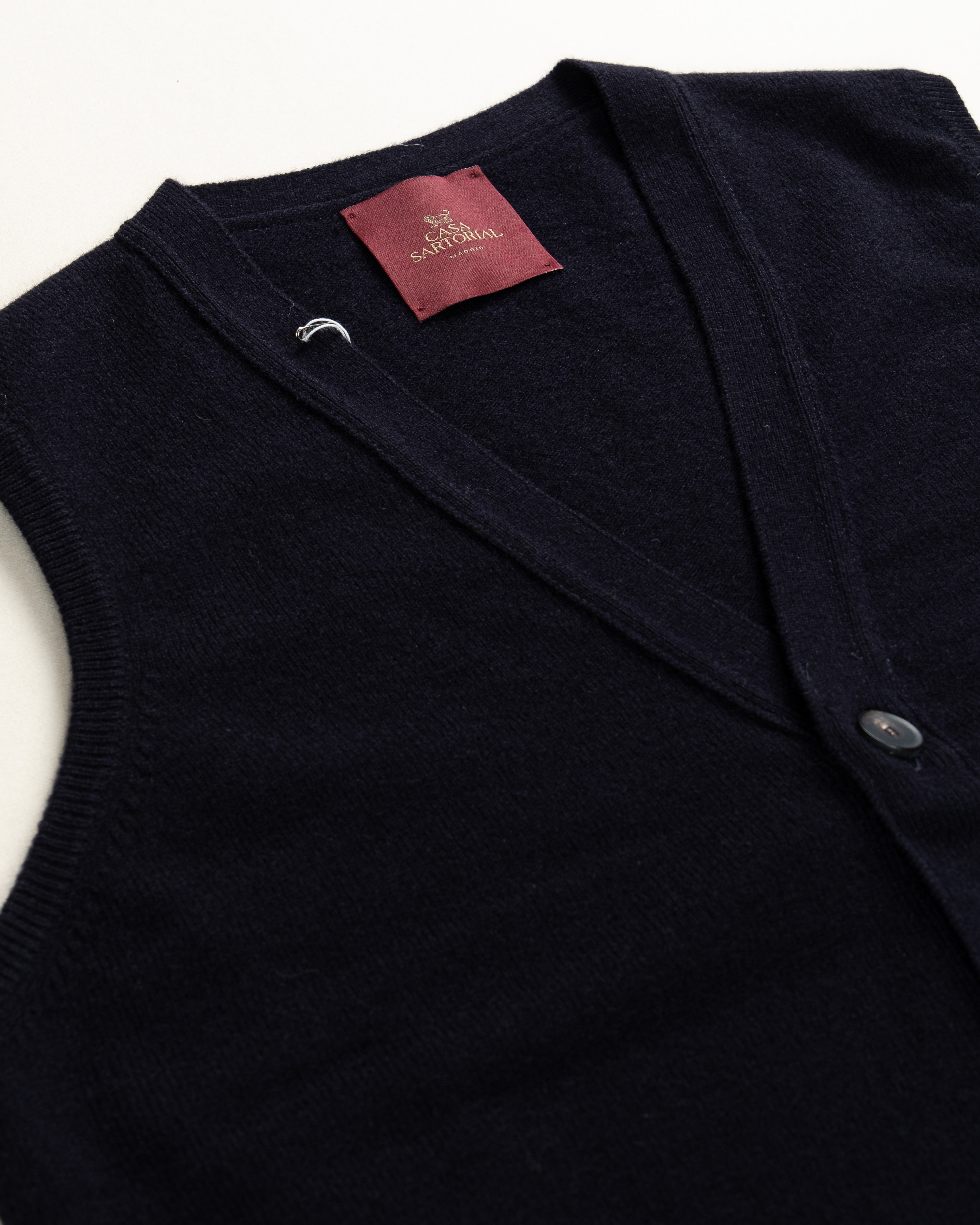 Lambswool Sleeveless Cardigan Navy / CASA SARTORIAL