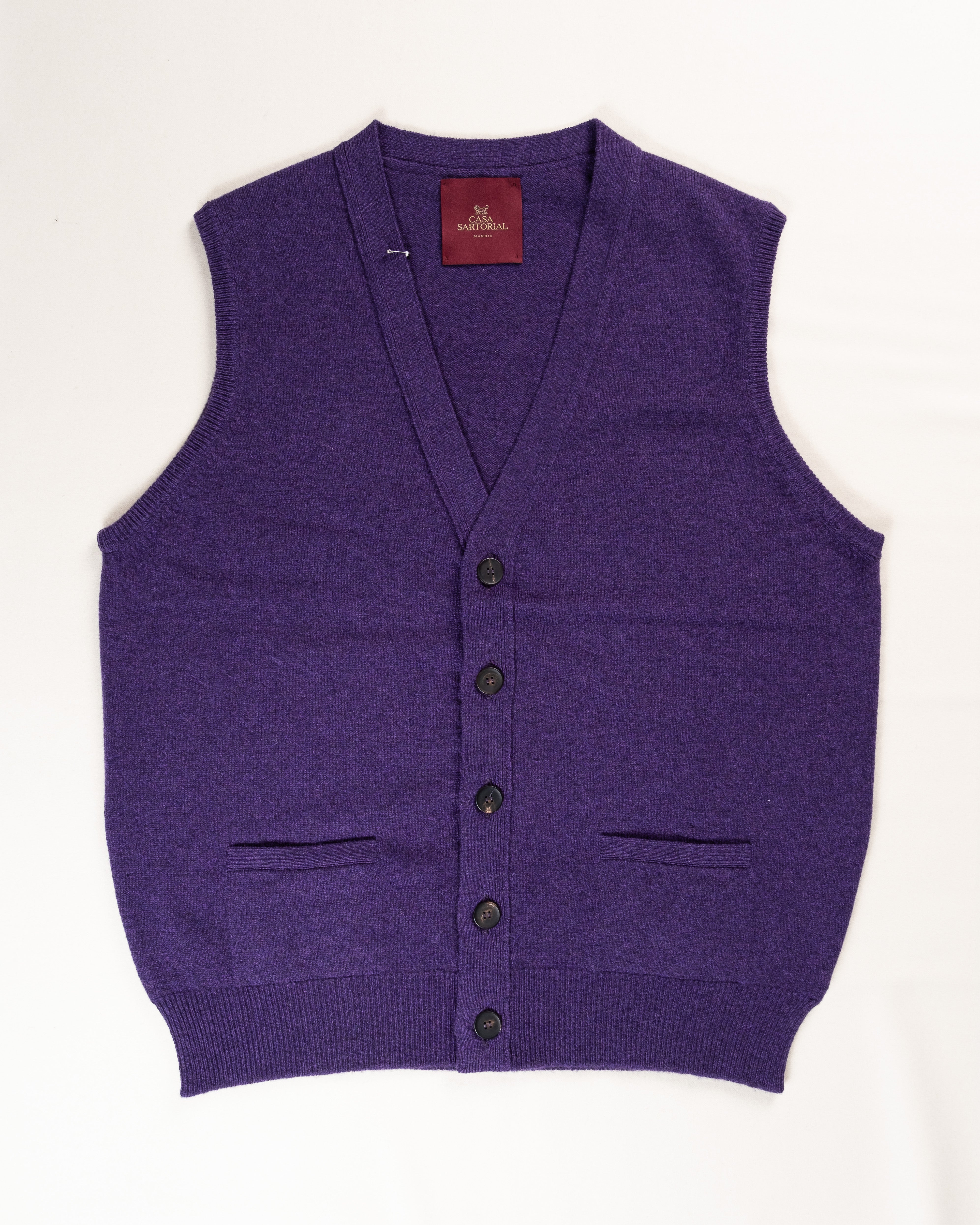 Lambswool Sleeveless Cardigan Aubergine / CASA SARTORIAL