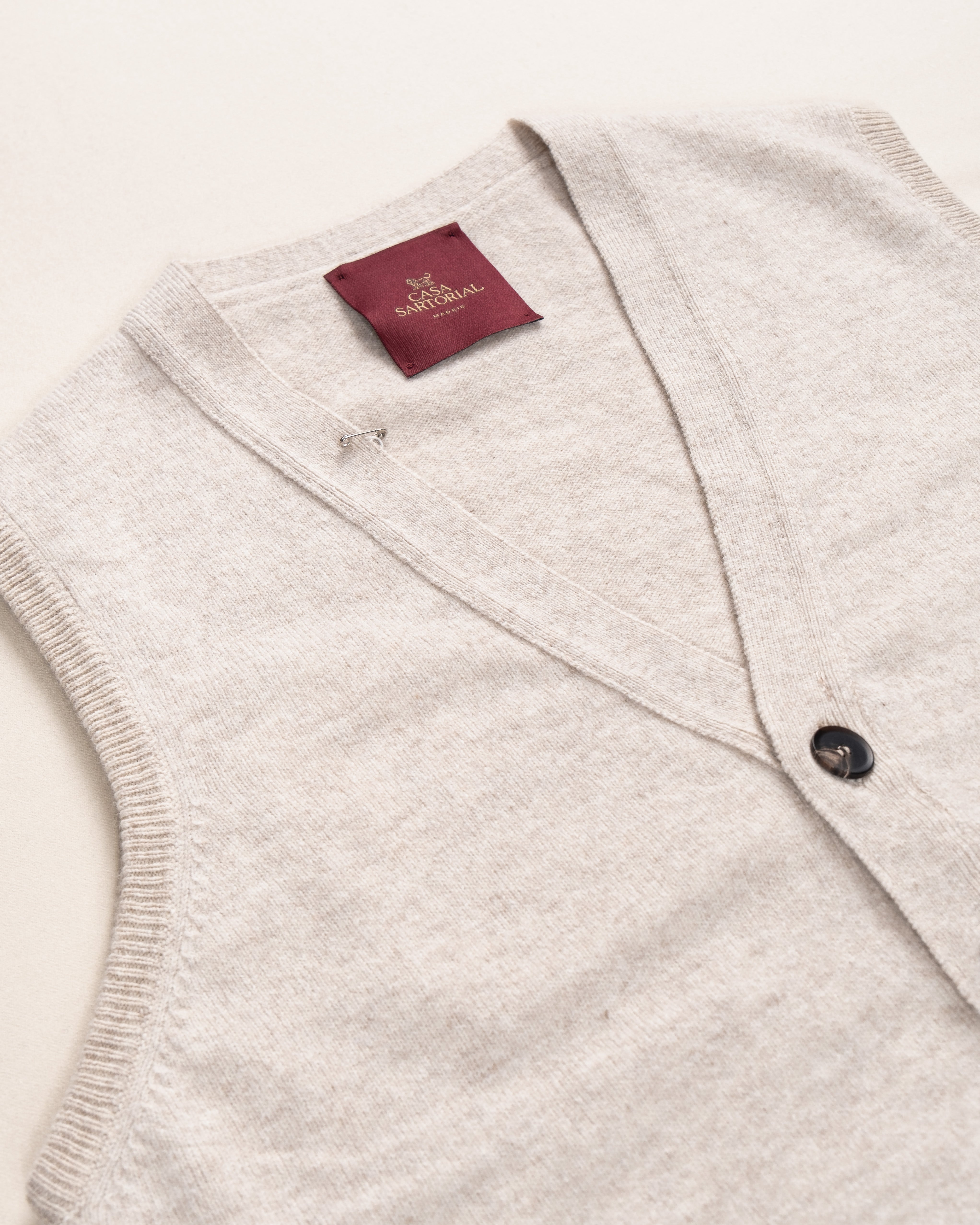 Lambswool Sleeveless Cardigan Linen / CASA SARTORIAL