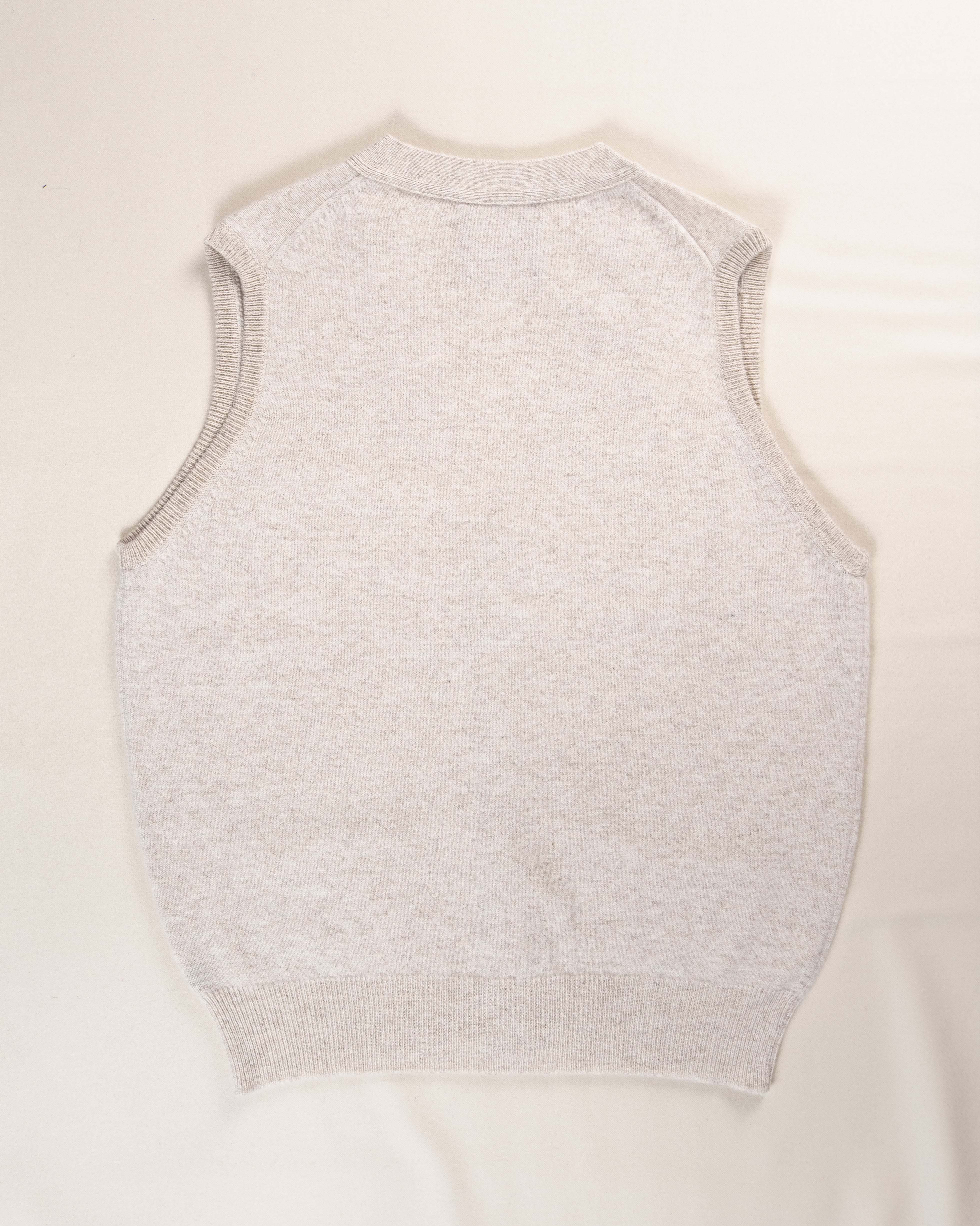 Lambswool Sleeveless Cardigan Linen / CASA SARTORIAL