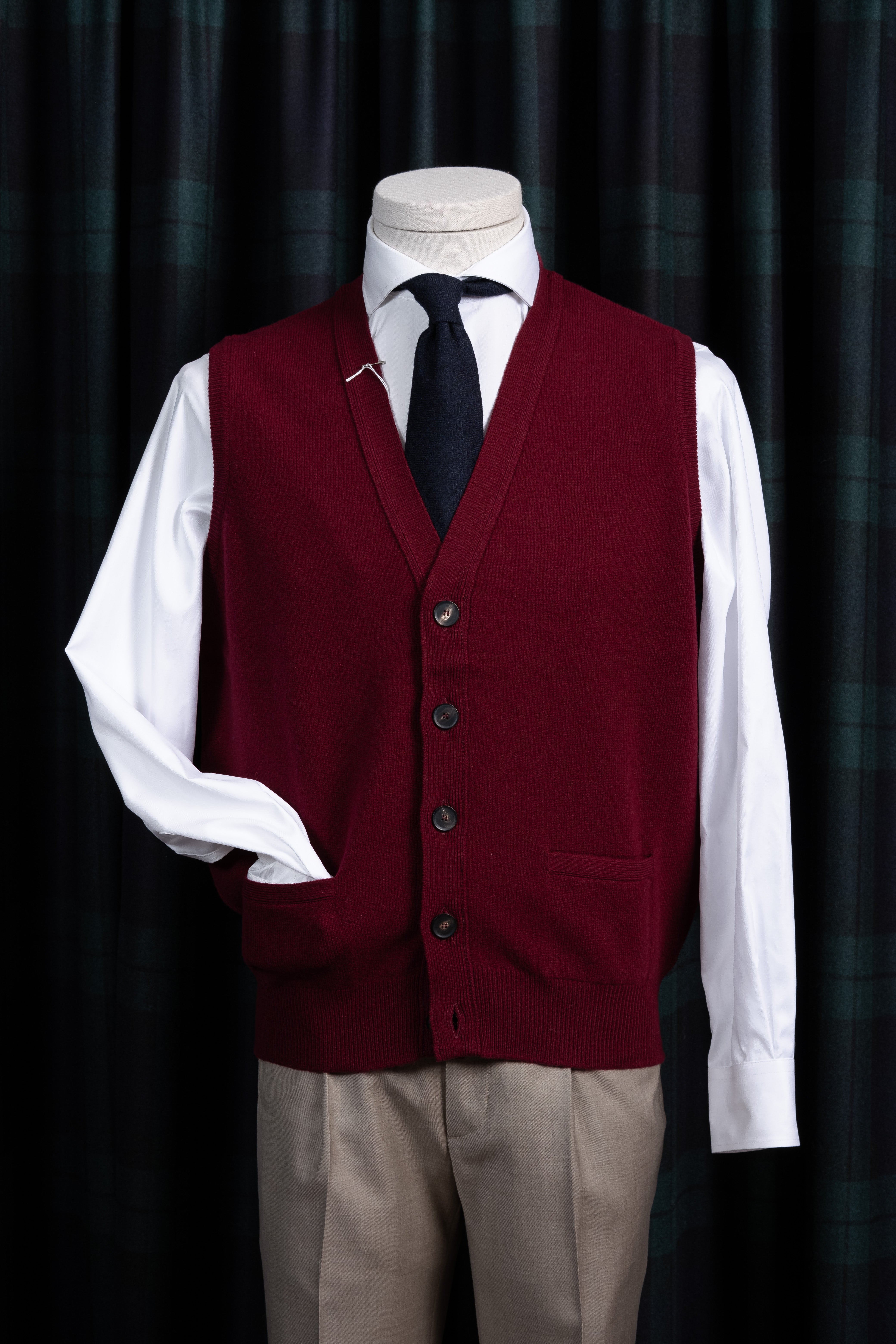 Lambswool Sleeveless Cardigan Bordeaux / CASA SARTORIAL