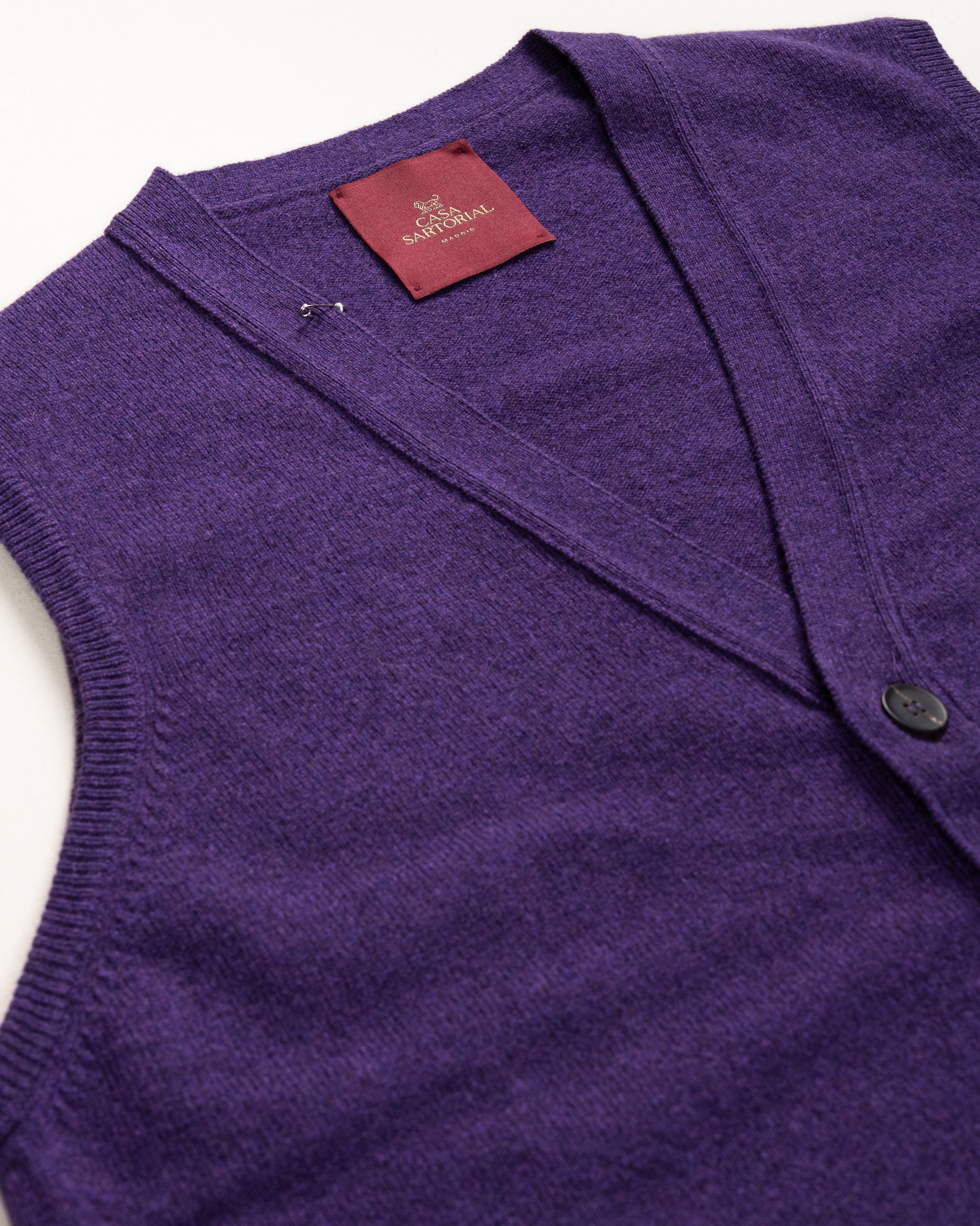 Lambswool Sleeveless Cardigan Aubergine / CASA SARTORIAL