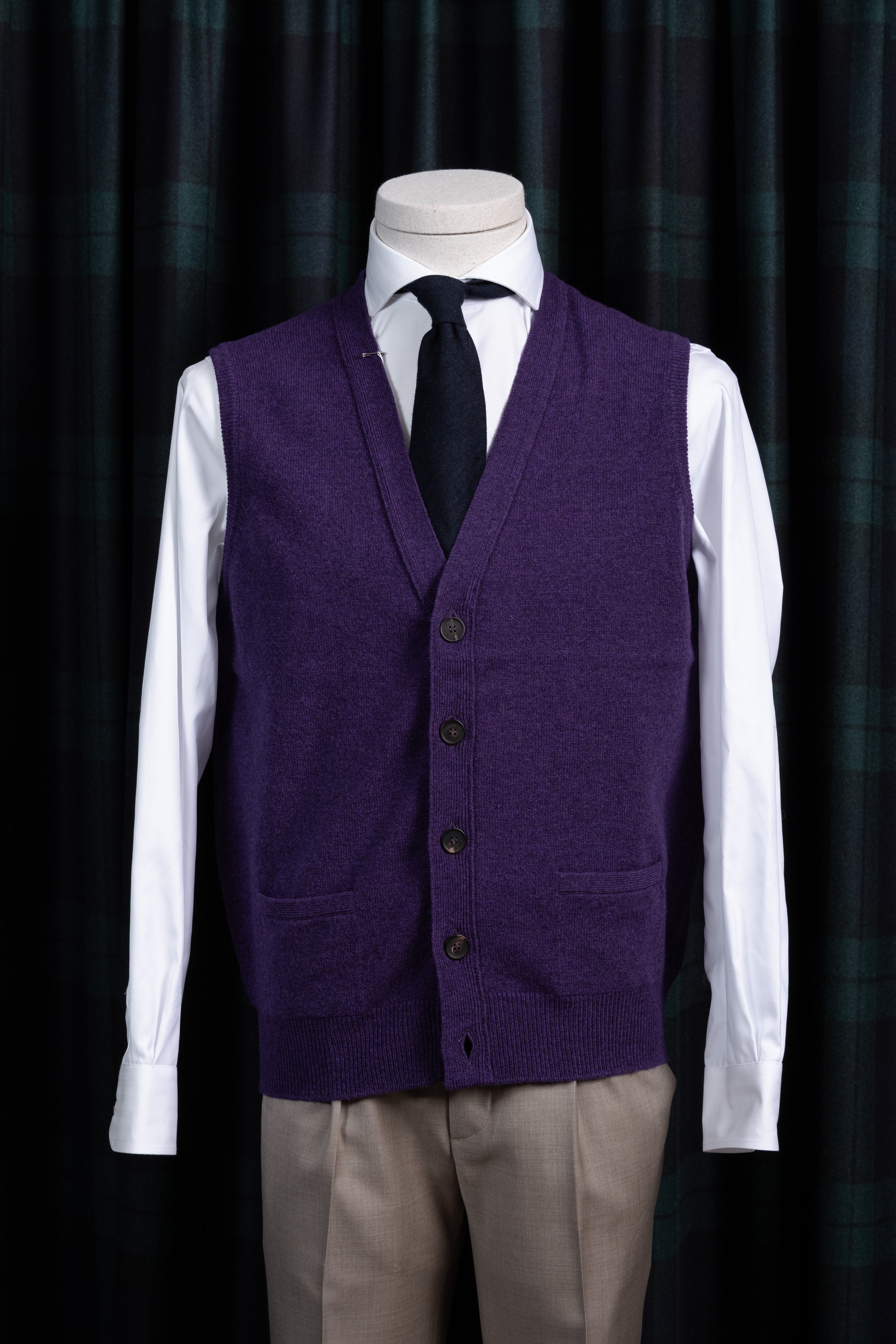 Lambswool Sleeveless Cardigan Aubergine / CASA SARTORIAL