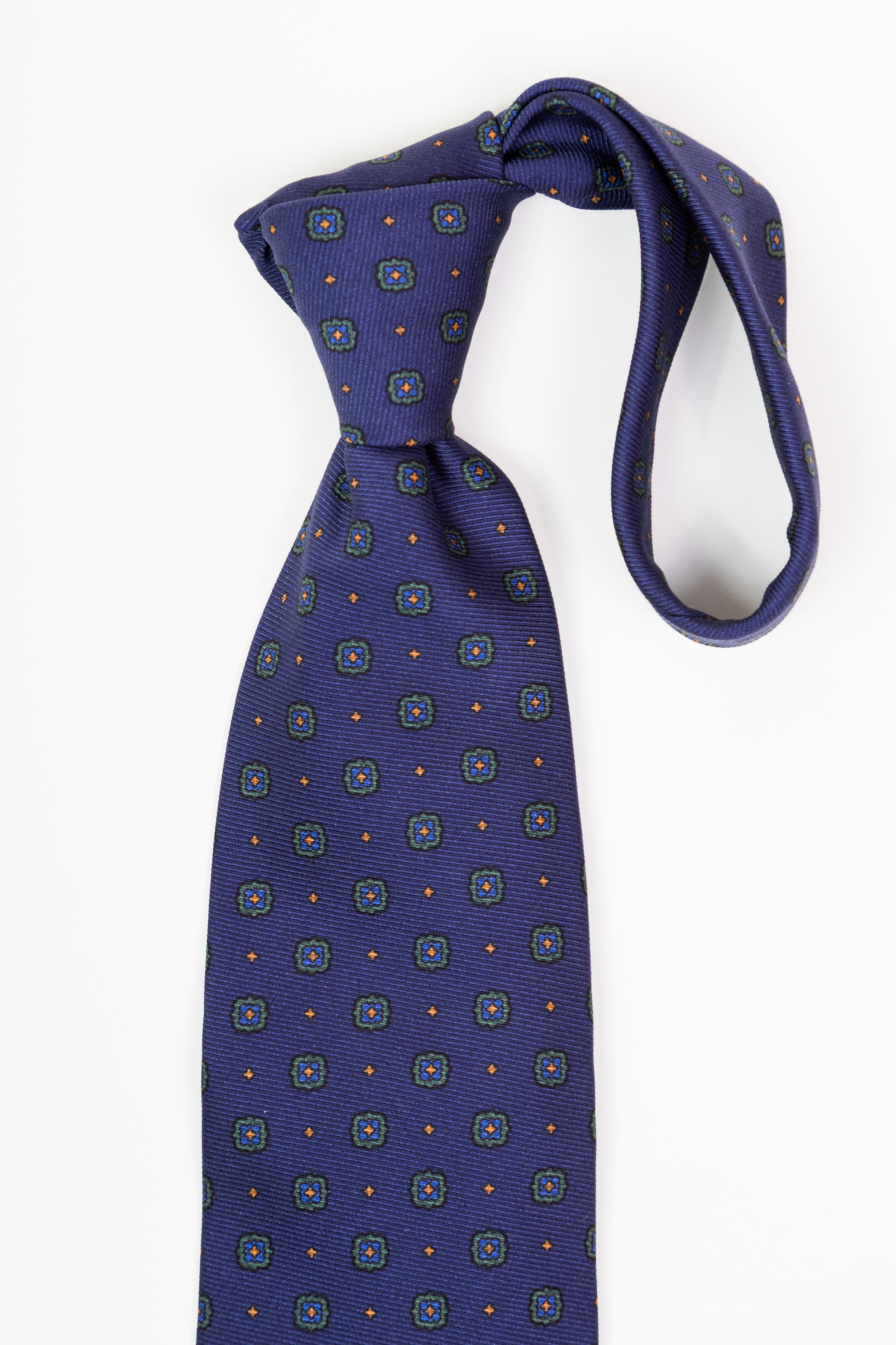 Corbata de seda printed twill Floral motive navy blue / CASA SARTORIAL